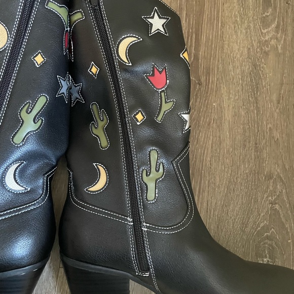 Black Western Embroidered Boots - Picture 7 of 11